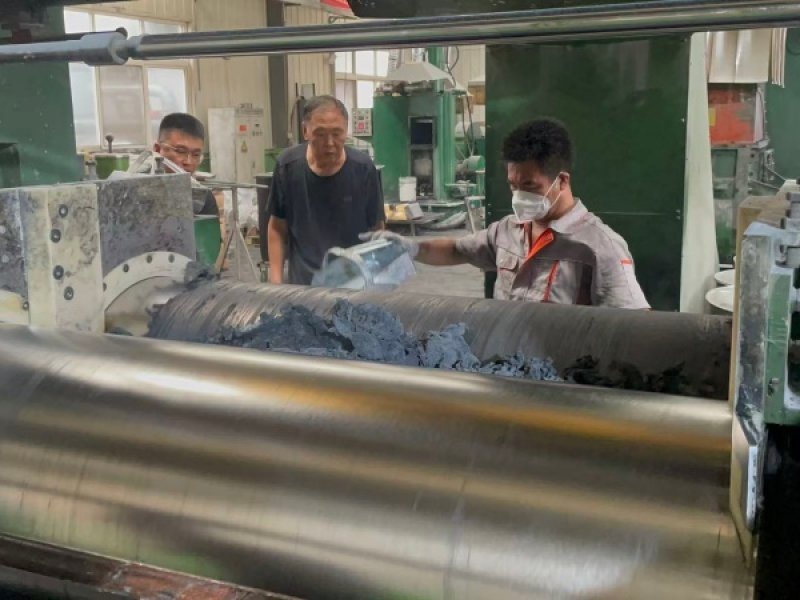 Senior Expert Provides On-Site Guidance for Fluororubber Compound Processing