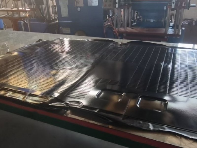 How do we maintain stable quality and continuous optimization for repeat customers’ rubber mat projects?